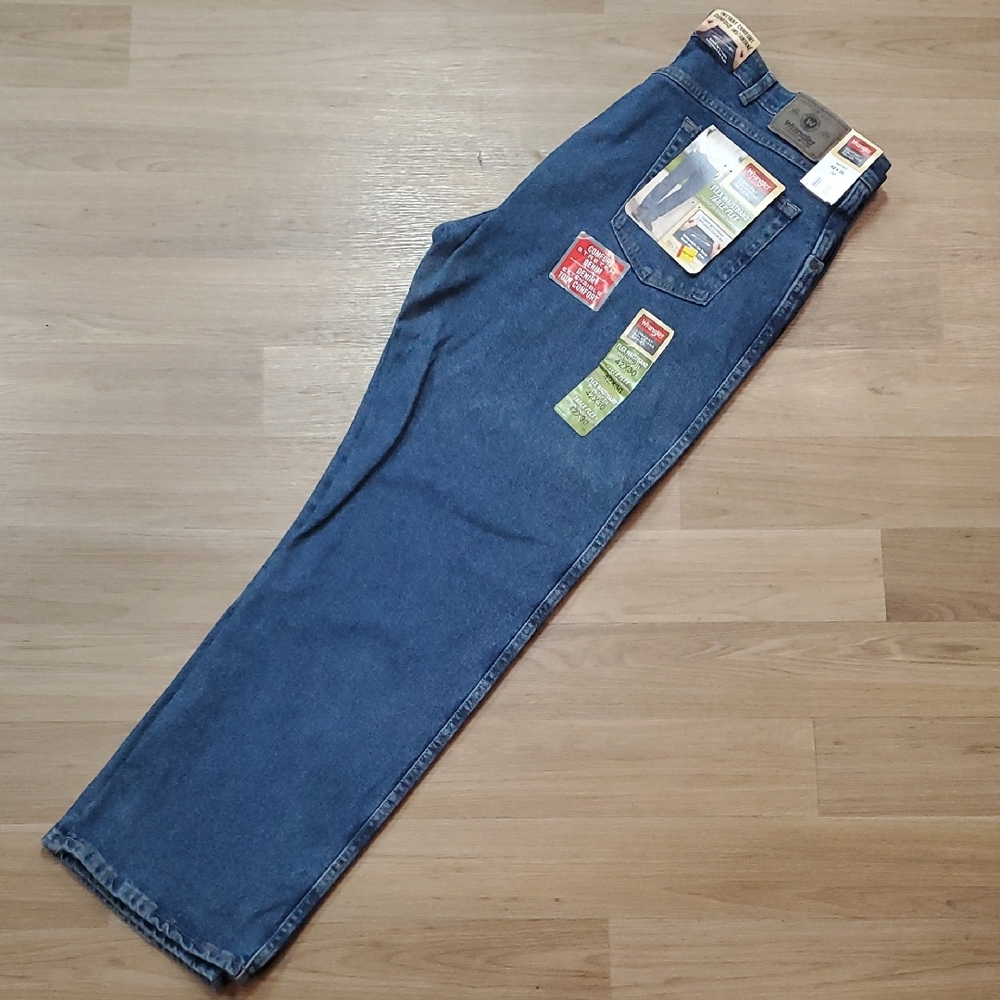 Wrangler Relaxed Fit Jeans - Classic Blue